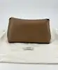mini pochette toteme t-lock en cuir taupe