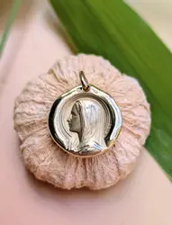 pendentif profile de la vierge marie or jaune signé a. augis or 750 millième (18 ct) 4,52g