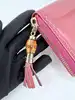 portefeuille zippé gucci en cuir verni rose avec pendentif bambou