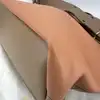sac à main chloé baylee en cuir bicolore beige et coral à bandouliè réglable entre 97-117 cm