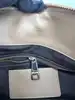 sac à main chloé baylee en cuir bicolore beige et coral à bandouliè réglable entre 97-117 cm