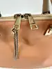 sac à main chloé baylee en cuir bicolore beige et coral à bandouliè réglable entre 97-117 cm