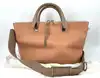 sac à main chloé baylee en cuir bicolore beige et coral à bandouliè réglable entre 97-117 cm