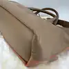 sac à main chloé baylee en cuir bicolore beige et coral à bandouliè réglable entre 97-117 cm
