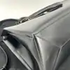sac à main jil sander en cuir lisse noir avec bandoulière et finitions argentées