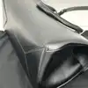 sac à main jil sander en cuir lisse noir avec bandoulière et finitions argentées