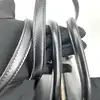 sac à main jil sander en cuir lisse noir avec bandoulière et finitions argentées