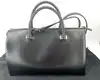 sac à main jil sander en cuir lisse noir avec bandoulière et finitions argentées