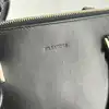 sac à main jil sander en cuir lisse noir avec bandoulière et finitions argentées