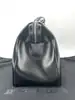sac à main jil sander en cuir lisse noir avec bandoulière et finitions argentées