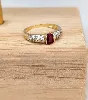 bague or centrée d'un rubis dans une pavage de petits diamants or 750 millième (18 ct) 2,69g
