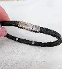 bracelet saint laurent en cuir noir avec plaque de logo l18,5 x 0,5cm