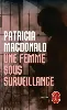 livre une femme sous surveillance