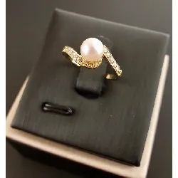 bague perle blanche epaulee de 10 diamants
