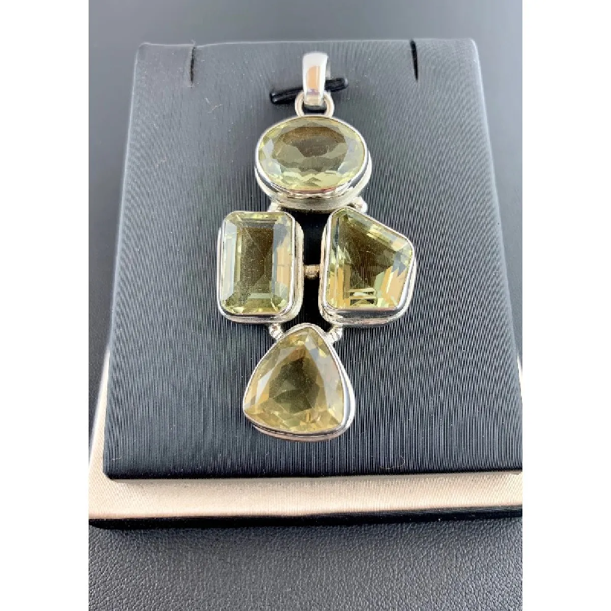 Collier Pendentif En Argent Avec Quartz Carré Jaune Et Oxydes - Occasion - Pièce Unique