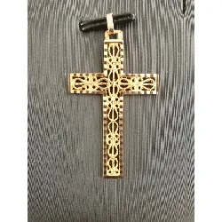 pendentif croix motifs ajourés