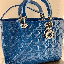 sac lady dior en vernis bleu avec bandoulière amovible