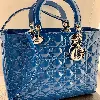 sac lady dior en vernis bleu avec bandoulière amovible
