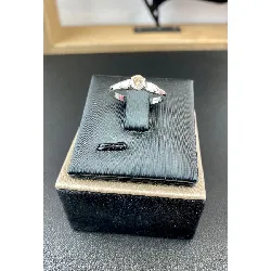 bague diamant central environ 0,28ct et 2 diamants en poire 0,08ct chacun or 750 millième (18 ct) 3,56g