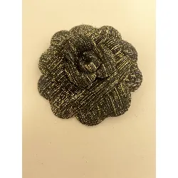 chanel broche camélia en toile couleur noire et or