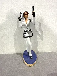 figurine atlas tomb raider