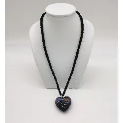 collier corde pendentif coeur noir à reflets holographiques