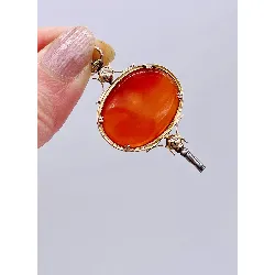 pendentif or et métal forme d'une clé en agate orange or 750 millième (18 ct) 5,58g