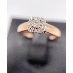 bague or centrée d'un diamant env 0,10ct entouré de 12 petits diamants or 750 millième (18 ct) 2,78g