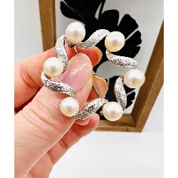 broche or blanc ornée de 6 perles de culture or 750 millième (18 ct) 6,66g