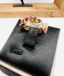 bague us ornée de 20 diamants et rubis forme tressé or 750 millième (18 ct) 6,36g