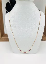 collier maille gourmette centré de 3 rubis navettes et 4 perles de culture or 750 millième (18 ct) 2,26g