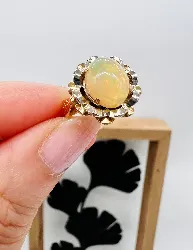 bague fleur centrée d'une opale jaune en cabochon or 750 millième (18 ct) 3,93g