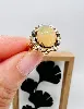 bague fleur centrée d'une opale jaune en cabochon or 750 millième (18 ct) 3,93g