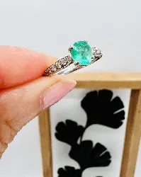 bague guérin or blanc centrée d'une émeraude épaulée de diamants or 750 millième (18 ct) 3,21g