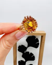 bague ornée d'une quartz jaune taille émeraude or 750 millième (18 ct) 4,28g