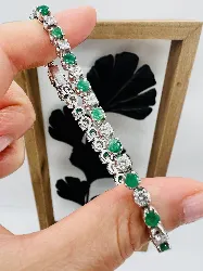 bracelet or blanc orné de 19 diamants evr 2,28ct alternés de 19 emeraudes or 750 millième (18 ct) 16,71g