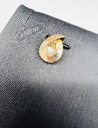 pendentif or orné d'un diamant de 0,15ct environ or 750 millième (18 ct) 2,03g