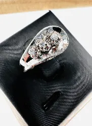 bague or blanc ornée de 3 diamants taille 8 x 8 or 750 millième (18 ct) 2,63g