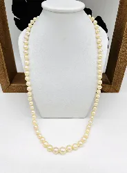 collier fermoir en or et perles synthétiques blanches  or 750 millième (18 ct) 27,58g