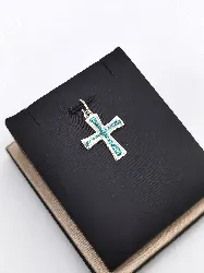 pendentif argenté croix avec empiecement bleu