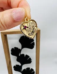 Pendentif Coeur En Or 750/1000ème (18 Carats) Pavé D'oxydes - 2,69 Grammes, Occasion