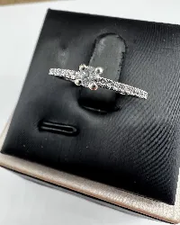 bague or blanc diamant environ 0,08ct épaulé d'une ligne de petits diamants or 750 millième (18 ct) 1,67g