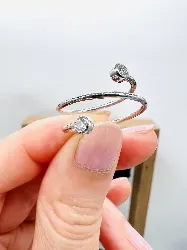 bague or blanc ouverte sertie de 2 diamants d'environ 0,05ct chacun or 750 millième (18 ct) 1,85g