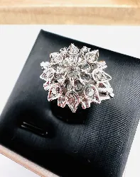 bague or blanc rosace ornée de 9 diamants or 750 millième (18 ct) 4,09g