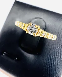 bague or solitaire diamant environ 0,10ct épaulé de 6 petits diamants or 750 millième (18 ct) 2g