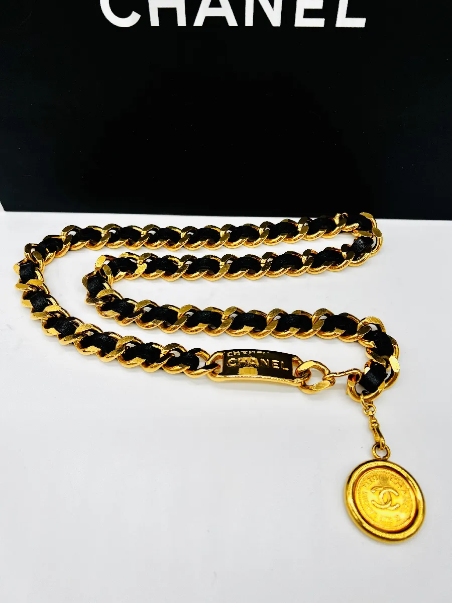Ceinture chaîne Chanel en cuir noir et métal doré DEALiCASH