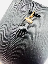 pendentif main de fatima bélier en or et en bois noir or 750 millième (18 ct) 1,08g