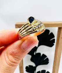 bague or ornée d'un saphir forme poire et 5 diamants en chute or 750 millième (18 ct) 3,96g