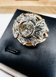 bague or & platine motifs vidés centré d'un diamant de demie taille env 0,4ct or 750 millième (18 ct) 5,12g