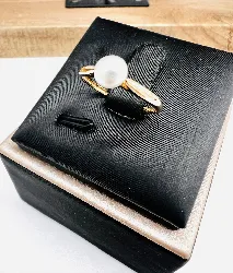 bague ornée d'une perle de culture blanche or 750 millième (18 ct) 1,30g